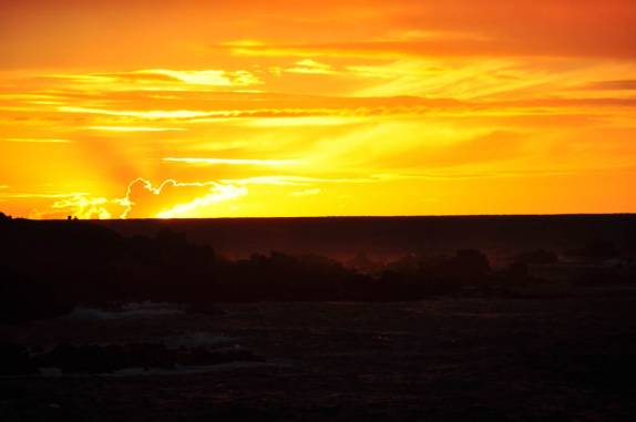 As incríveis cores do entardecer na Ilha de Páscoa, ilha chilena no meio do Oceano Pacífico
